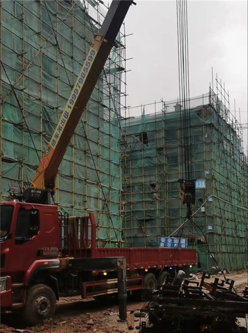 安居区“慢工细活”—— 吊车的 “微动控制” 技术