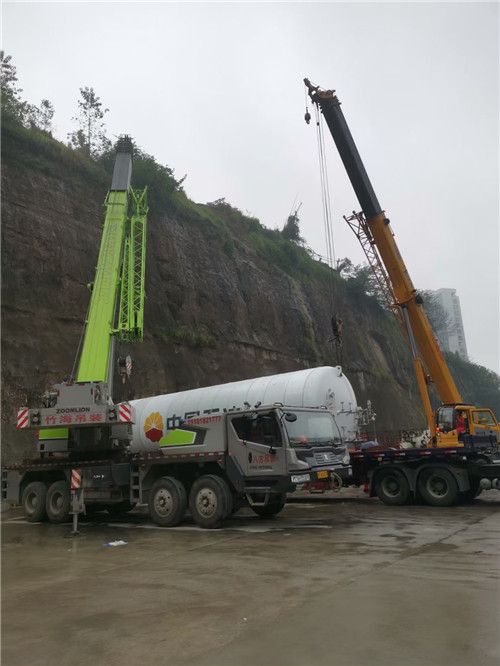 安居区“不怕风雨冻”—— 吊车的 “恶劣环境适应” 技术
